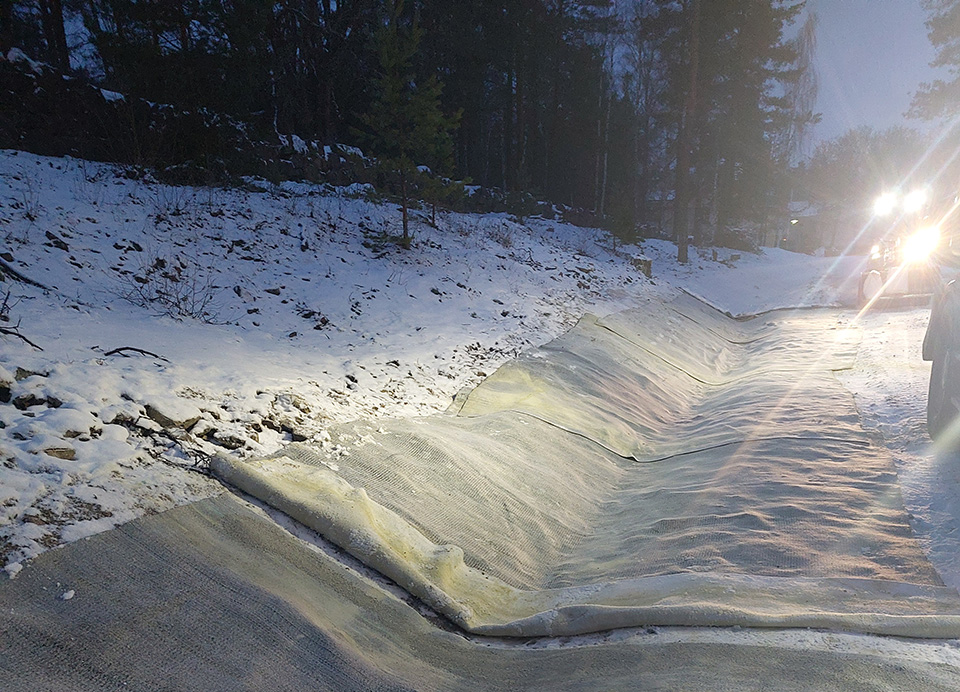 Bild på dike längs med södra infartsvägen till Sala Silvergruva i diket har en geotextil lagts ut
